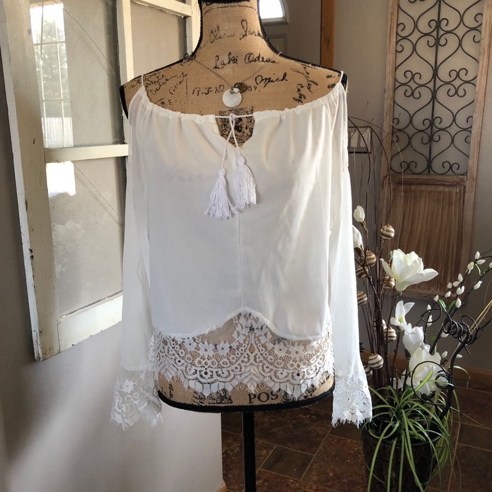 Pretty open should ivory top with lace detail